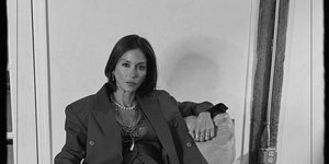 Η Σοφία Καρβέλα δείχνει τον πιο στιλάτο τρόπο για να φορέσουμε το wide leg τζιν τον χειμώνα