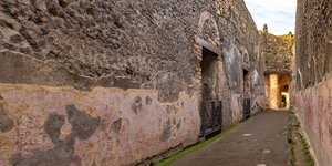 Το σοκάκι ανάμεσα στα δύο θέατρα της Πομπηίας όπου βρέθηκαν τα γκράφιτι