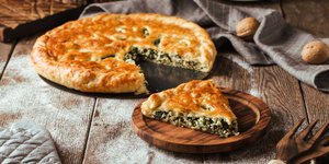 Σπανακόπιτα με χωριάτικο φύλλο και φέτα / Φωτογραφία: Shutterstock