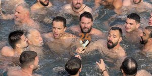 Οι κολυμβητές έπιασαν τον Τίμιο Σταυρό αλλά τον έσπασαν κιόλας