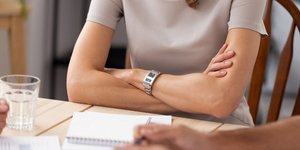 Τι σημαίνει η χειρονομία του να σταυρώνεις τα χέρια σου κατά τη διάρκεια μιας συζήτησης;