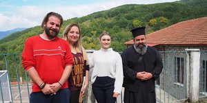 Ο Στέφανος, η Βασιλική, η δασκάλα Παναγιώτη Διαμαντή και ο πατήρ Κωνσταντίνος 