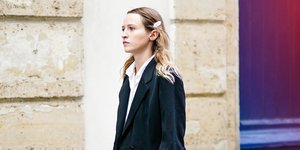 Τζιν, λευκό πουκάμισο και blazer