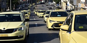 Πομπή οδηγών ταξί κατά τη διάρκεια της απεργίας