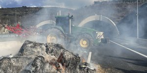 Οι αγρότες έκλεισαν τις σήραγγες των Τεμπών