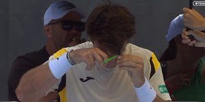 Τενίστας κόβει... τα μαλλιά του στο διάλλειμα του αγώνα