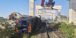 Ο γερανός κατέρρευσε τη στιγμή που περνούσε το τρένο 