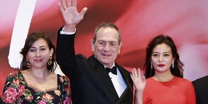 Ο Τόμι Λι Τζόουνς με την κόρη του, Βικτόρια 