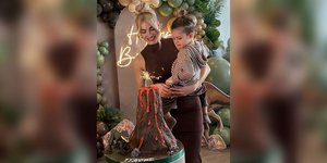 Η Ιωάννα Τούνη με τον γιο της αγκαλιά