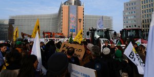 Αγρότες έξω από την Κομισιόν