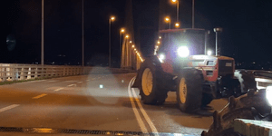 Αγρότες στην υψηλή γέφυρα Χαλκίδας 