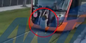 Ανήλικοι κρέμονται από το πίσω μέρος συρμού τραμ