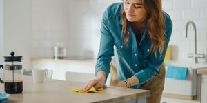 Καθάρισμα τραπεζιού/ Φωτογραφία: Shutterstock