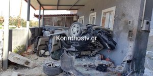 Το αυτοκίνητο που «καρφώθηκε» σε σπίτι στην Κορινθία