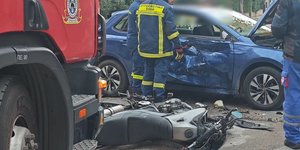 Βύρωνας: Σφοδρό τροχαίο με τραυματίες -Μοτοσικλέτα συγκρούστηκε με ΙΧ, δείτε βίντεο