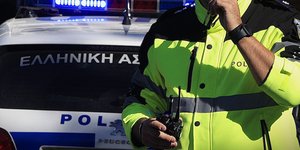 Τροχονόμος μπροστά από περιπολικό