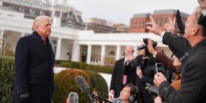 Ο Ντόναλντ Τραμπ απαντά σε δημοσιογράφους