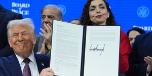 Οι υπογραφές Τραμπ για το Συμβούλιο της Ειρήνης/ΑΡ