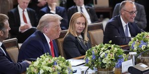 Ο Ντόναλντ Τραμπ ανάμεσα στους Ευρωπαίους ηγέτες Μακρόν, Μελόνι και Μερτς 