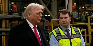 Ο Ντόναλντ Τραμπ σε εργοστάσιο της Ford 