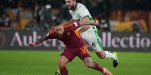 Ο Κώστας Τσιμίκας με τη φανέλα της Ρόμα