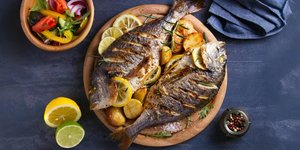 Τσιπούρες ψητές στη λαδόκολλα / Φωτογραφία: Shutterstock