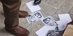 Φωτογραφίες του Τσίπρα με τη λεξη Ανεπιθύμητος