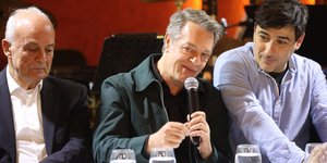 Ο ηθοποιός Γιάννης Τσορτέκης κρατά μικρόφωνο