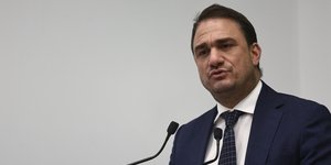 Κώστας Τσουκαλάς καρο γραβατα