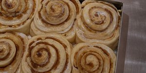 Ugly Rolls: Το μικροσκοπικό μαγαζί της Ευριπίδου με τα «άσχημα» cinnamon rolls που γίνονται ανάρπαστα