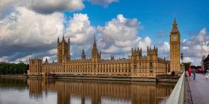 Σύννεφα πάνω από το βρετανικό κοινοβούλιο
