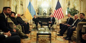 Ο πρόεδρος της Ουκρανίας Βολοντίμιρ Ζελένσκι, με τον πρέσβη των ΗΠΑ στη Γαλλία, Τσαρλς Κούσνερ, πριν τις συνομιλίες στην πρεσβευτική κατοικία των ΗΠΑ στο Παρίσι 