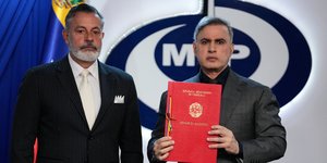 Ο γενικός εισαγγελέας της Βενεζουέλας Τάρεκ Σαάμπ (δεξιά) με τον βουλευτή Τζουζέπε Αλεσαντρέλο στο Καράκας