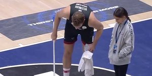 Τζέντλεμαν ο Βεζένκοφ: Ανέλαβε να σκουπίσει εκείνος το παρκέ για να μην το κάνει το κορίτσι [βίντεο]