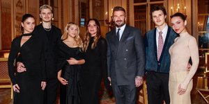 Η Βικτόρια Μπέκαμ με την οικογένειά της στην παρασημοφόρησή της