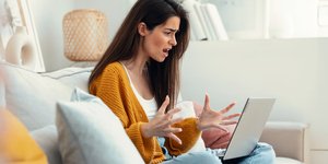 Γυναίκα γίνεται έξαλλη από αυτό που μαθαίνει κατά τη διάρκεια βιντεοκλήσης