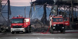 Πυροσβεστικά έξω από το εργοστάσιο της «Βιολάντα»