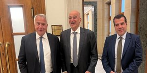 Βορίδης, Δένδιας και Πλεύρης σε διάδρομο της Βουλής