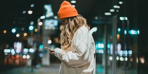 Γιατί οι ειδικοί προτείνουν να περπατάτε όταν μιλάτε στο τηλέφωνο