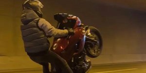 Συνελήφθησαν τρεις μοτοσικλετιστές από την Τροχαία Αττικής για επικίνδυνους ελιγμούς και «σούζες»