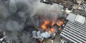 H πυρκαγιά ξέσπασε τις πρώτες πρωινές ώρες στο εργοστάσιο στο Γούλβερχαμπτον της Αγγλίας 