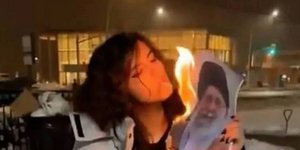 Η viral εικόνα που έκανε τον γύρο του κόσμου: Ποια είναι η 23χρονη Ιρανή που έγινε σύμβολο αντίστασης