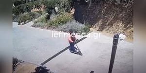 Χαλκδική: Η στιγμή που οι «ροζ πάνθηρες» το σκάνε με πατίνια και τα κλοπιμαία κρεμασμένα στο λαιμό