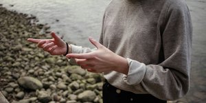 Γυναίκα που μιλάει με τα χέρια της 