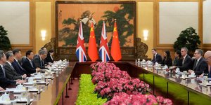 Ο Κινέζος πρόεδρος Σι Τζινπίνγκ σε συνομιλίες με τον Βρετανό πρωθυπουργό Κιρ Στάρμερ 