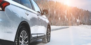 Αυτοκίνητο στο χιόνι