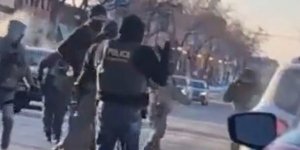 Σάλος με βίντεο που δείχνει αξιωματικό του DHS να χειροκροτά αμέσως μετά τον θανάσιμο πυροβολισμό του 37χρονου στην Μινεάπολη