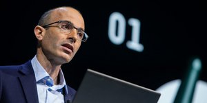 O ιστορικός και συγγραφέας Γιουβάλ Νώε Χαράρι σε παλαιότερη ομιλία του στο Φόρουμ του Νταβός 