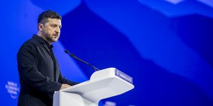 Ο Ουκρανός πρόεδρος Βολοντίμιρ Ζελένσκι στο βήμα του Παγκόσμιου Οικονομικού Φόρουμ του Νταβός 2026