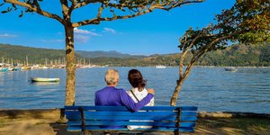 Ζευγάρι χαζεύει τη θάλλασα